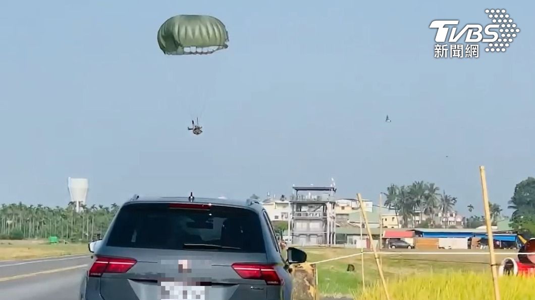 民眾目擊有陸軍航特部傘兵跳傘時因降落傘打結差點摔死。（圖／TVBS）