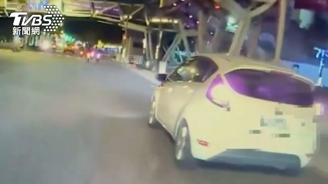 駕駛假意靠邊停車卻加速逃逸。（圖／TVBS）