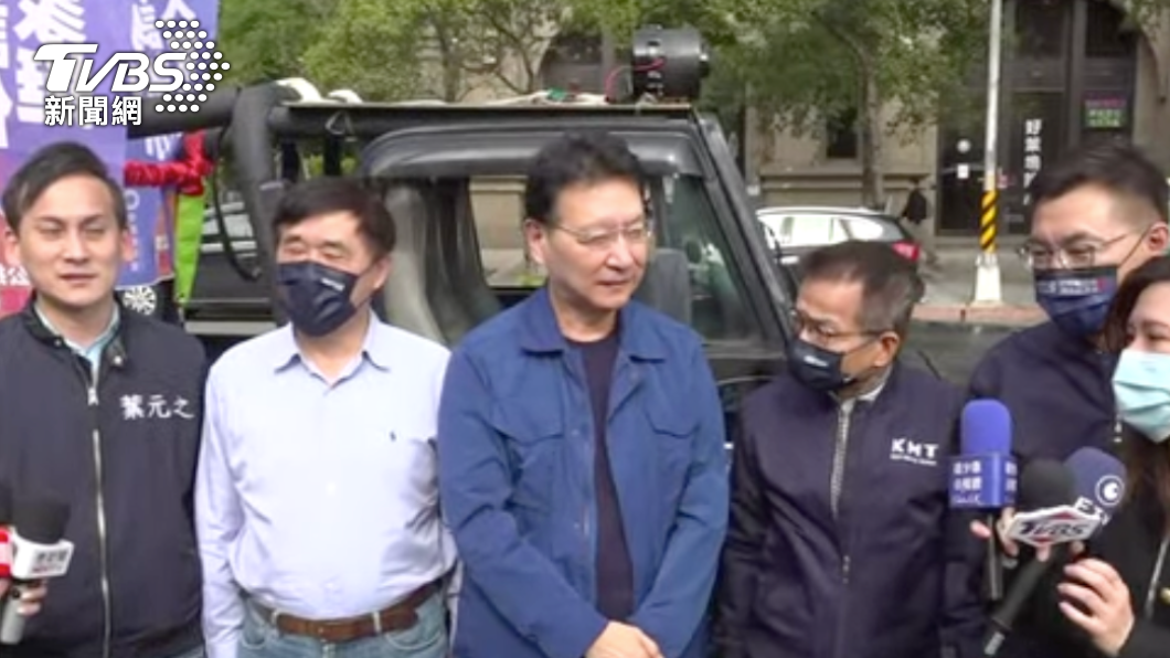 趙少康等人前往新北板橋進行車隊掃街。（圖／TVBS）