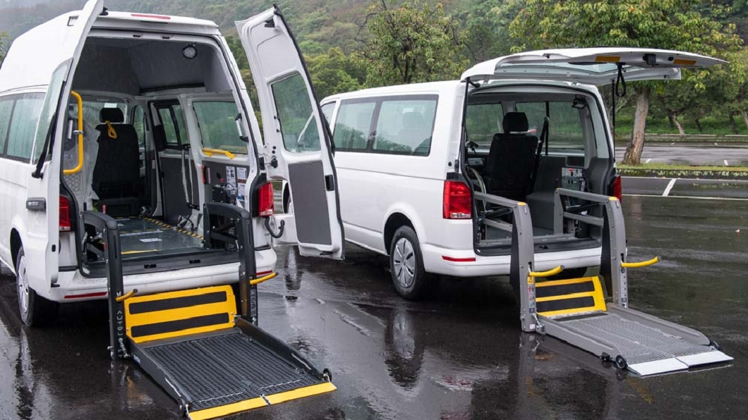 福斯商旅引進多款福祉車,充分滿足長照、身障與弱勢團體等不同用車需求上圖為T6.1 Kombi 福祉車平頂(右)及高頂(左)。(圖/福斯商旅提供)