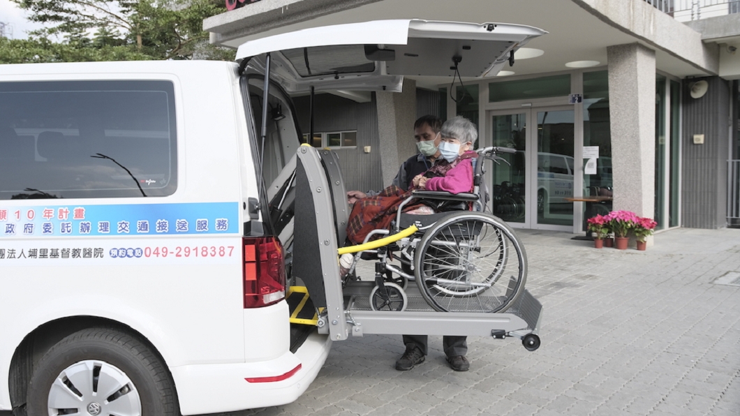 紮實的德國工藝,貼心的安全設計,福斯商旅福祉車讓使用者與長輩們倍感心安。(圖/福斯商旅提供)