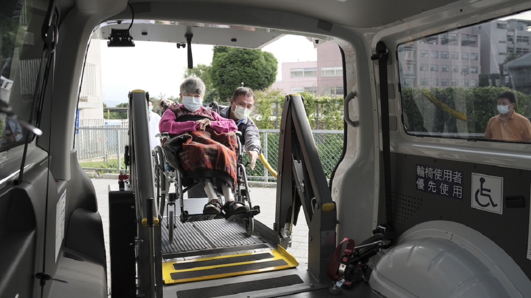 升降機降下、抬升、輪椅進入車內、下車,每項環節一一都呈現福斯商旅千錘百鍊的造車底蘊。(圖/福斯商旅提供)