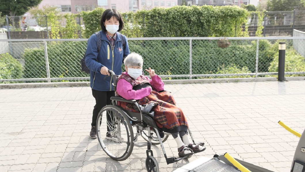 住在埔里懷恩養護中心的沈阿嬤,每次搭程福斯商旅T6.1 Kombi 福祉車往返醫院,安心感總是溢於言表。(圖/福斯商旅提供)