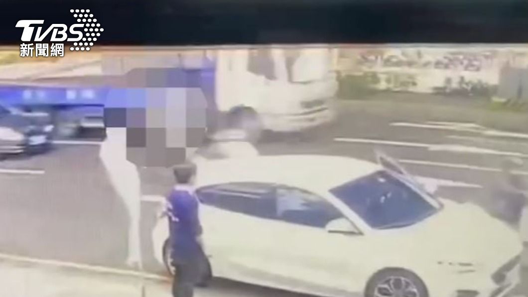 駕駛突然打開車門。（圖／TVBS）