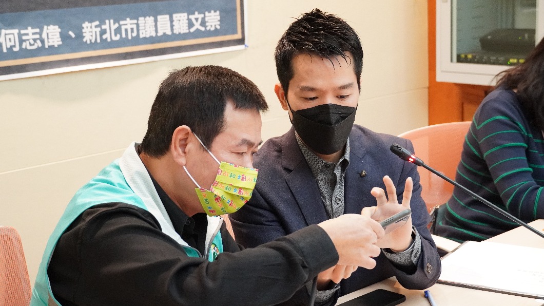 民進黨立委何志偉與新北市議員羅文崇等人開「盡國民義務、卻成紓困追討戶」記者會。（圖／何志偉辦公室提供）