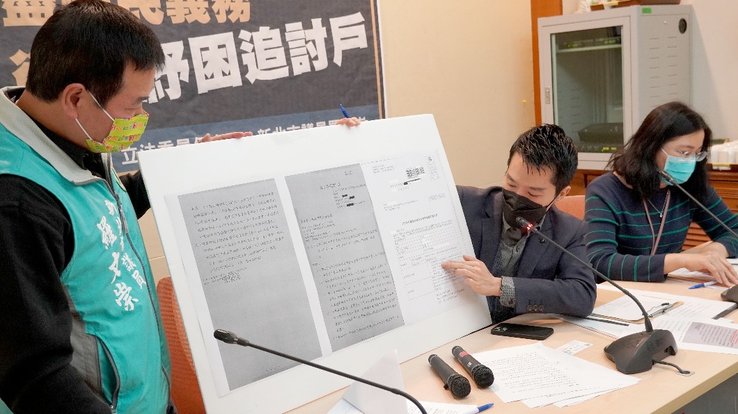 民進黨立委何志偉與新北市議員羅文崇等人開「盡國民義務、卻成紓困追討戶」記者會。（圖／何志偉辦公室提供）