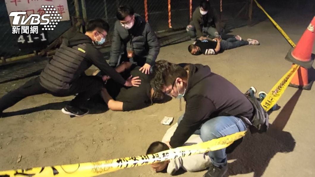 逮捕三名嫌犯。(圖/TVBS)