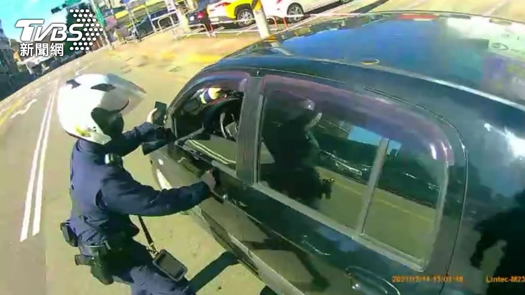 駕駛假意配合趁機開車逃逸。(圖/TVBS)