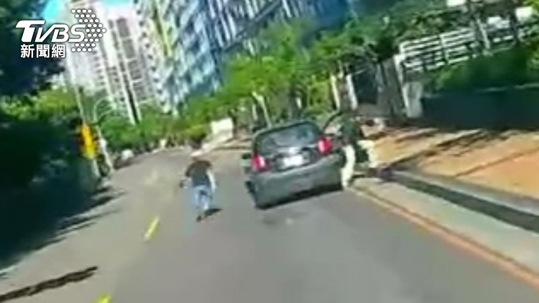 車上駕駛與乘客汽車逃跑。(圖/TVBS)