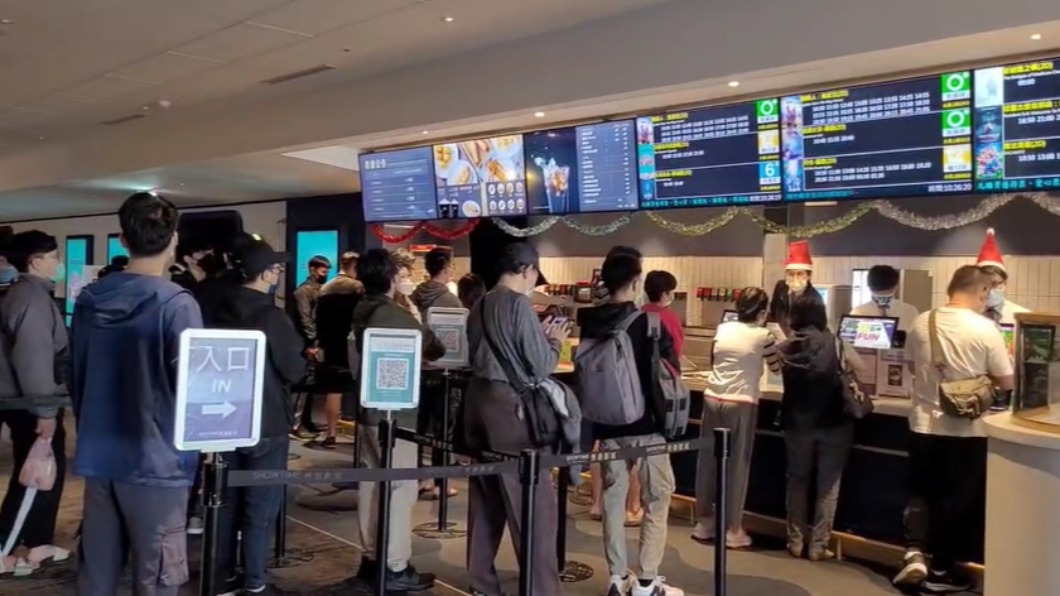 蜘蛛人翹班日?平日首映戲院仍擠爆 連預告片都點爆
