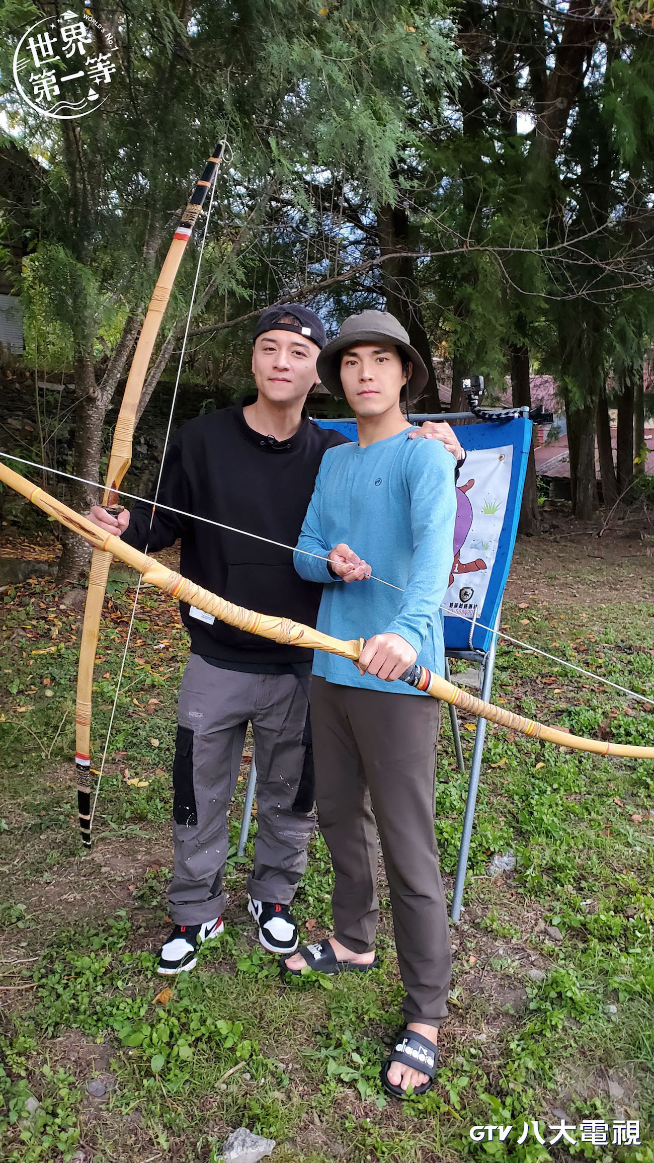 鄭人碩(圖左)為《世界第一等》獻外景主持處女秀。(圖/八大提供)