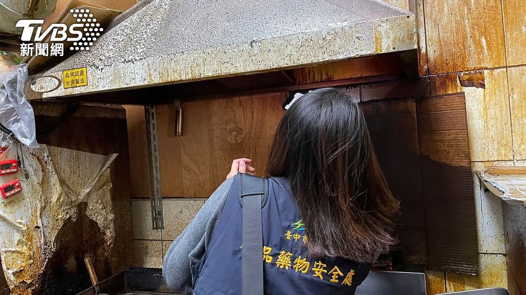 食安處派員前往便當店調查。(圖/中央社)