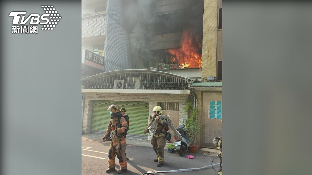 台南公寓竄大火5人受困 滿月女嬰被急送醫