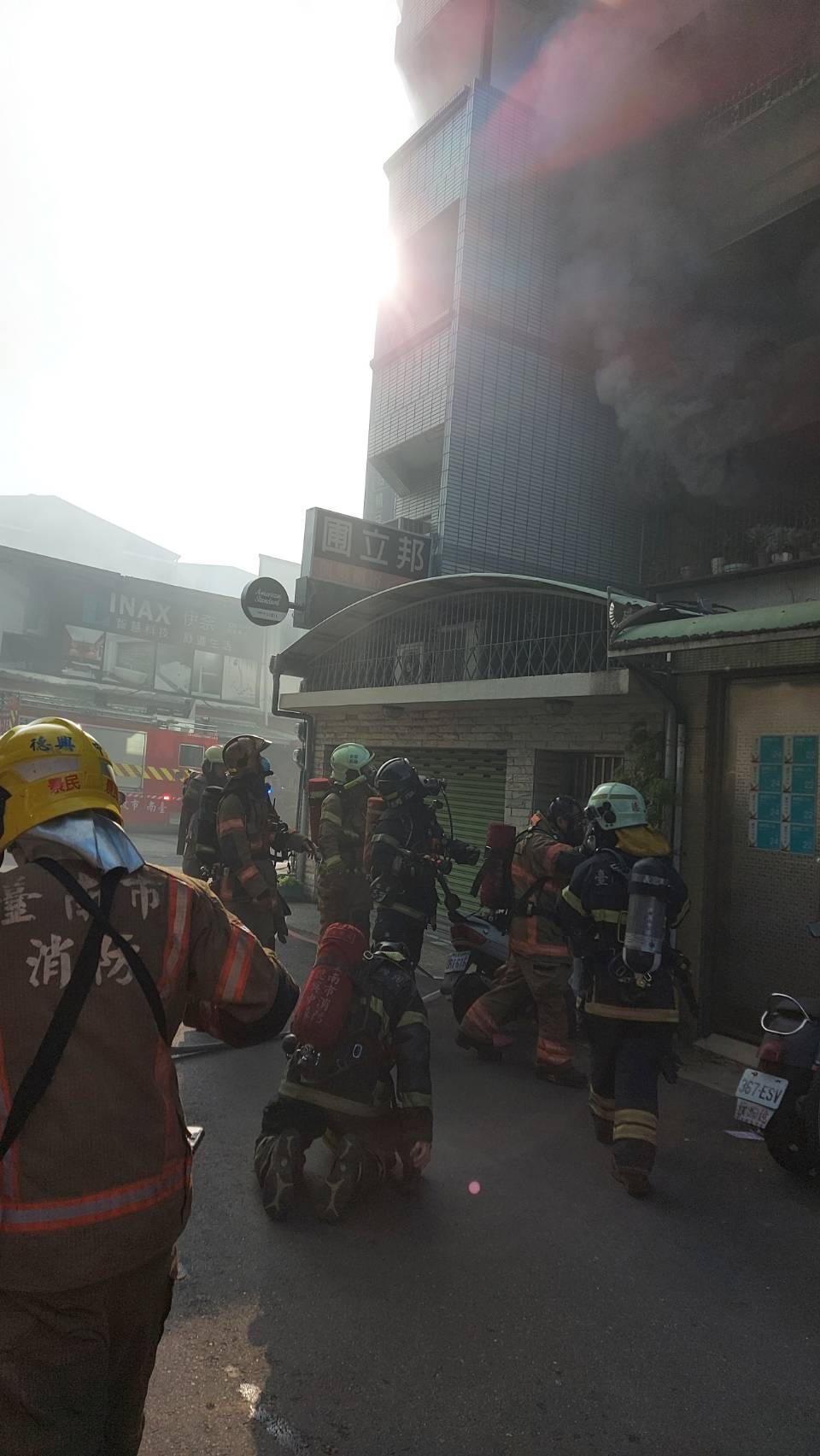 台南市南區健康路一處公寓今(15)日下午發生火警。(圖/民眾提供)