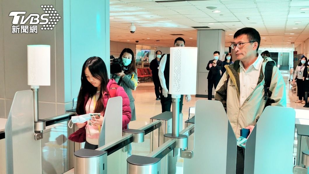 旅客透過One ID掃描臉部特徵後快速通行登機。(圖/中央社)