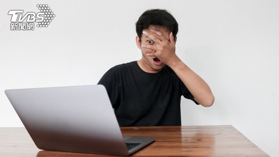網友透露經常在公司撞見老闆在看成人片。(示意圖/shutterstock達志影像)