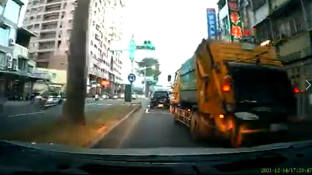 耍特權？高市垃圾車鬼切、闖紅燈　環保局道歉了