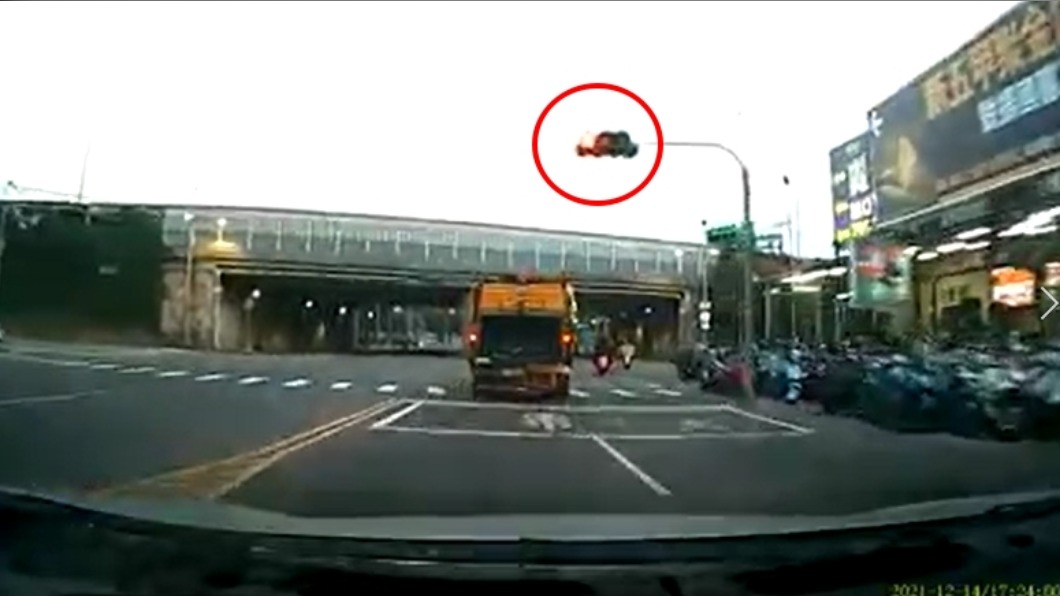 垃圾車又於下個路口闖紅燈。（圖／民眾提供）