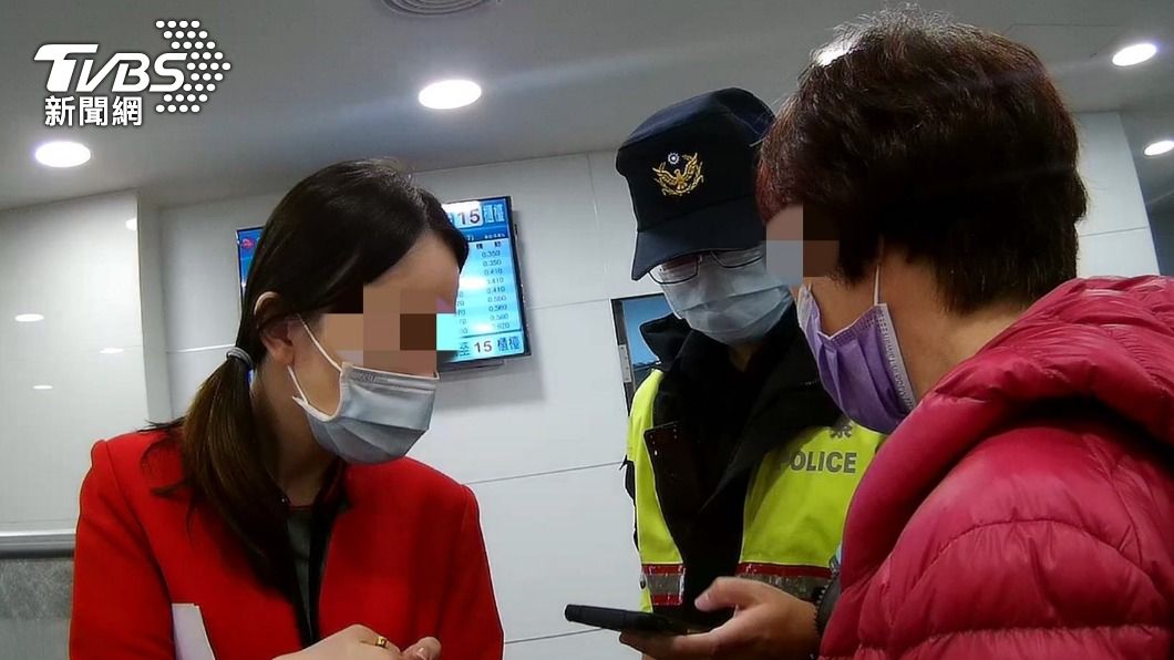 警方查閱雙方對話紀錄,發現嫌犯都是使用簡體字,明顯有詐。(圖/TVBS)