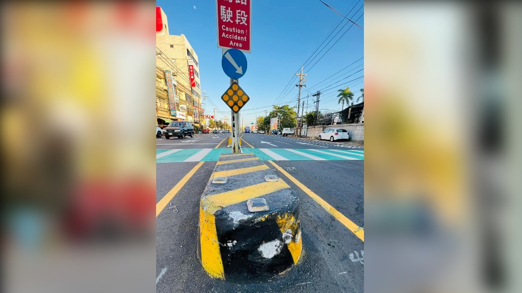 行人庇護島被撞到掉漆。（圖／翻攝自賴清美臉書）