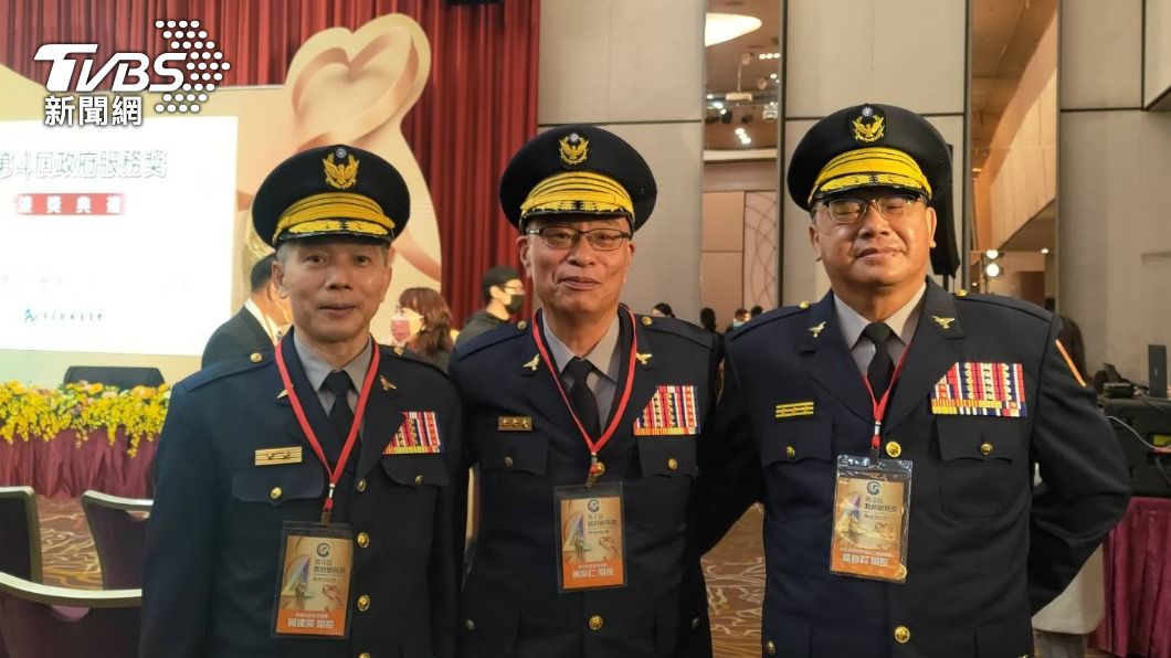 新北市警察局長黃宗仁(中)代表領獎,與嘉義局長黃建榮(左)、國道局長楊春鈞(右)合影。(圖/TVBS)