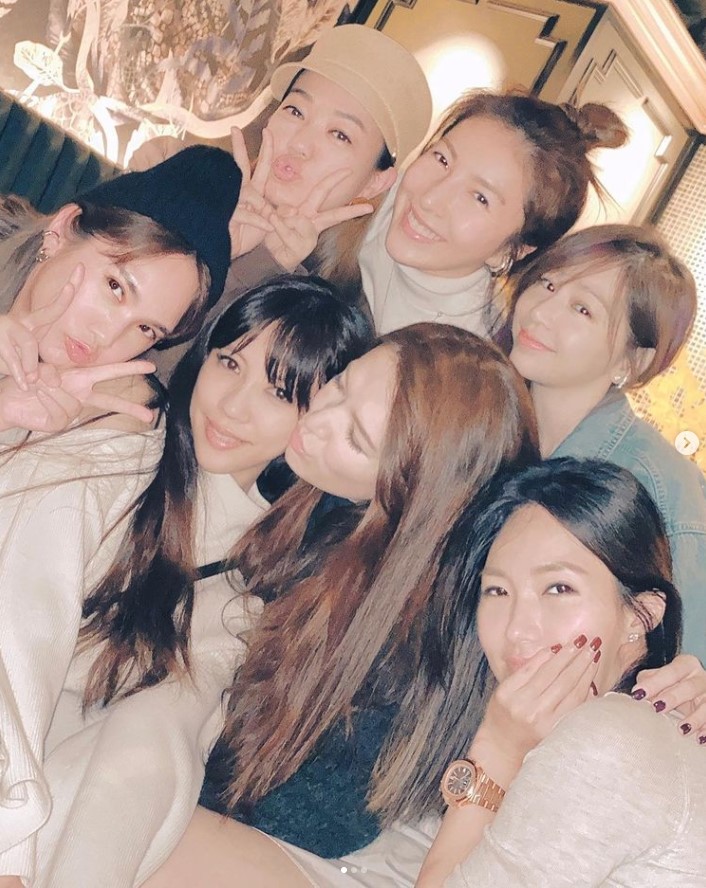 李靚蕾過去曾曬出與王心凌、楊謹華、楊丞琳及許瑋甯聚會的合照。（圖／翻攝自李靚蕾IG）