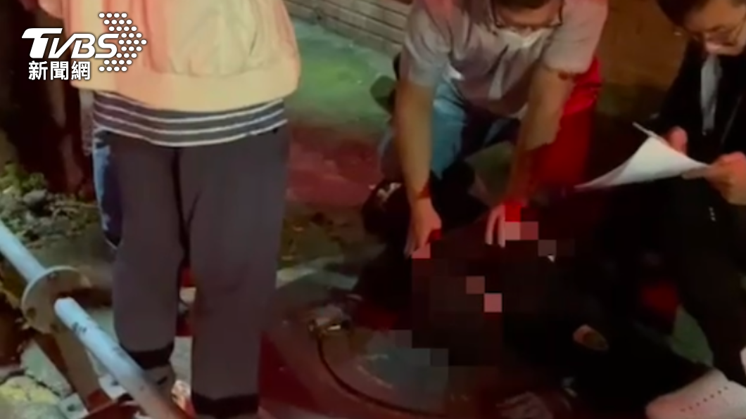 警方逮埔剛下班回家的蔡嫌，蔡嫌身上還穿著保全公司制服。（圖／TVBS）