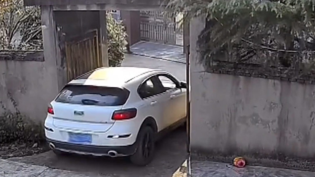 媳婦開車難入厝!公婆霸氣把門拆了 直接拓寬80公分