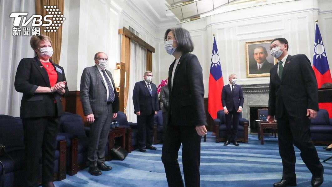總統蔡英文接見法國國民議會友台小組主席戴扈傑所率訪問團。(圖/中央社)