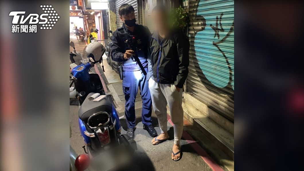 黃男因為沒戴口罩被警方攔下。(圖/TVBS)