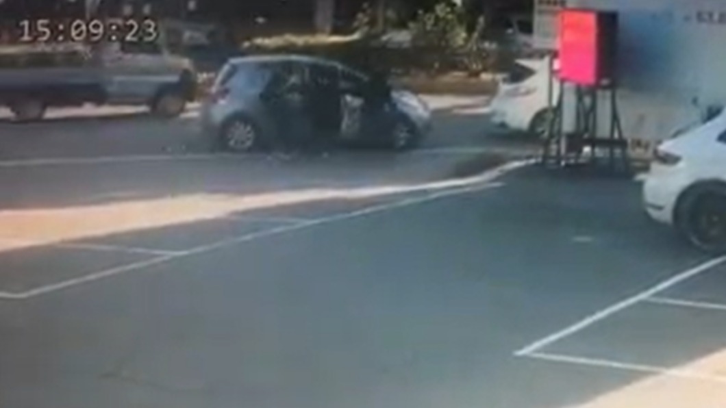 白車衝下一群人強開後車車門打人。(圖/翻攝自爆料公社)