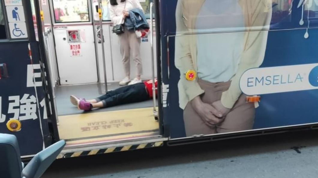 婦人在公車上摔倒。（圖／Facebook 我是永和人）