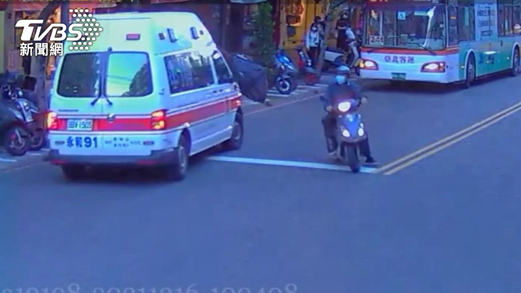 救護車獲報後隨即趕到現場，當時國小女童仍在路邊關心情況 。（圖／TVBS）