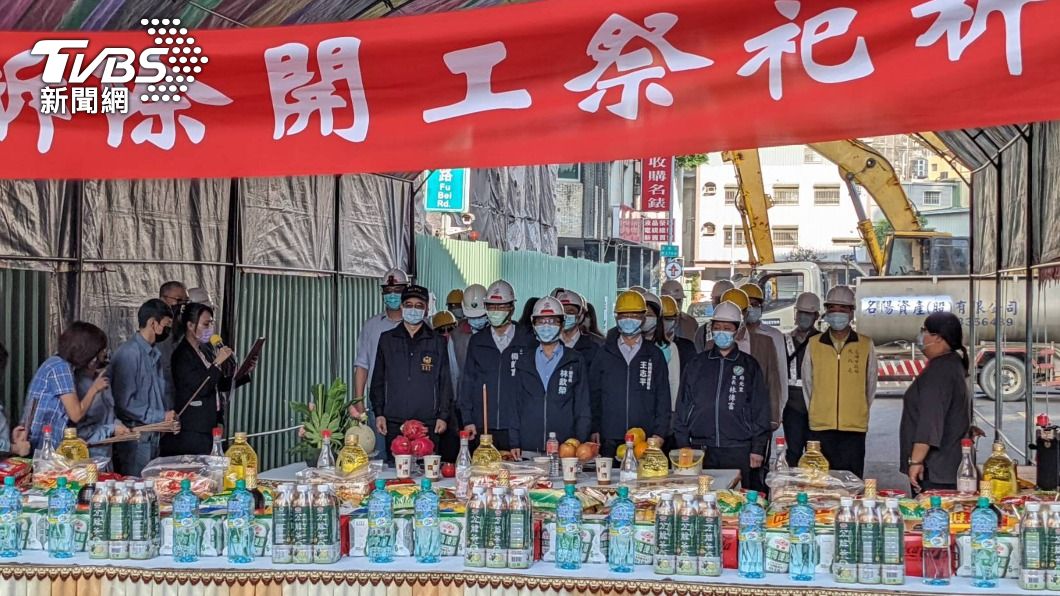 高雄副市長林欽榮(前中)率市府團隊到場上香祈福。(圖/中央社)