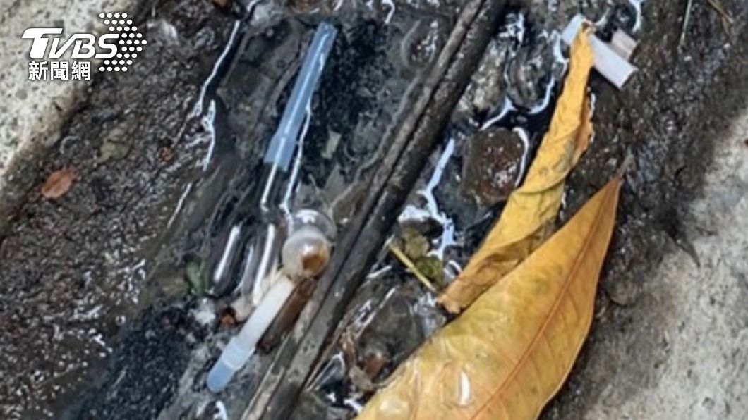 警方在水溝找到許男丟棄的香菸盒與玻璃球吸食器一組。(圖/警方提供)