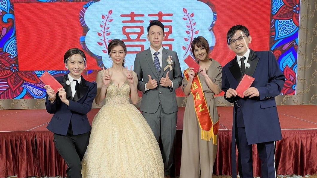 婚禮圓滿完成後,新人送上紅包表示謝意。(圖/東森提供)