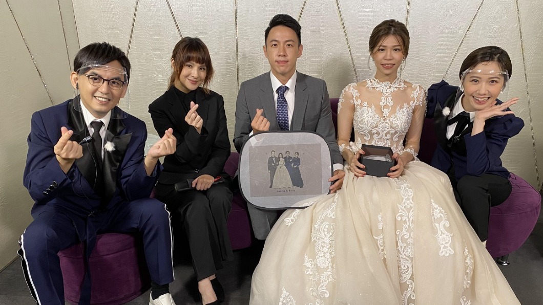 黃子佼、Lulu為新人送上精心準備的禮物。(圖/東森提供)