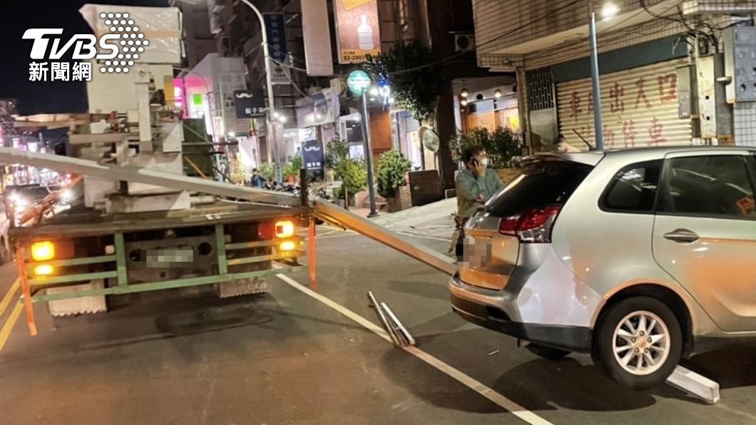 大貨車駕駛第一時間未發現勾到轎車。(圖/TVBS)