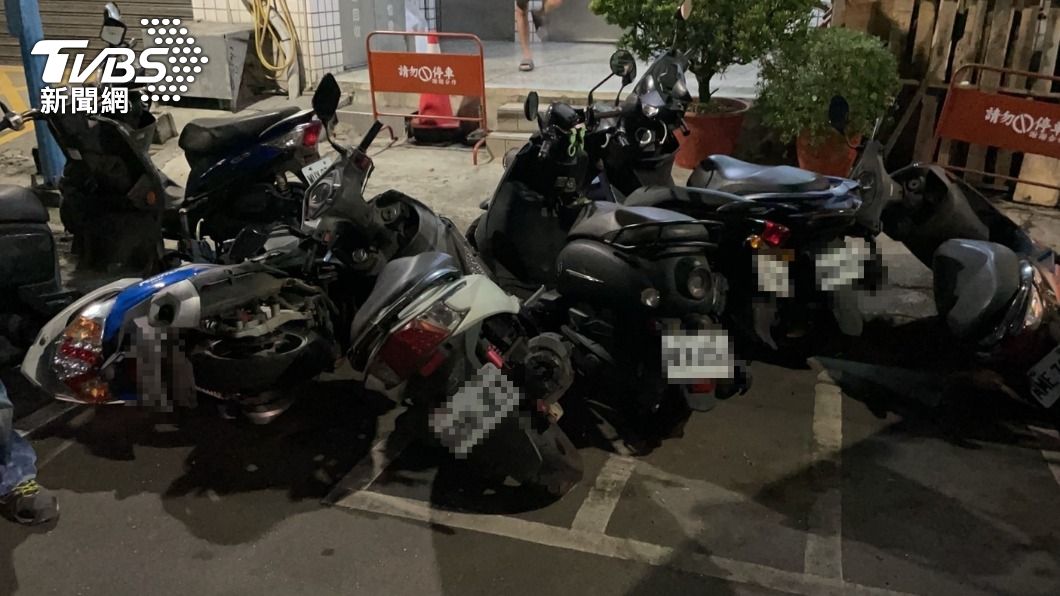 整排機車全倒。(圖/TVBS)