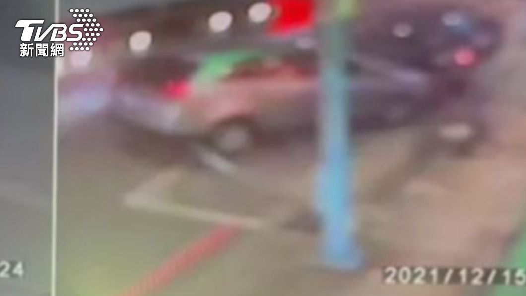 轎車停放在路旁被鐵條勾到。(圖/TVBS)