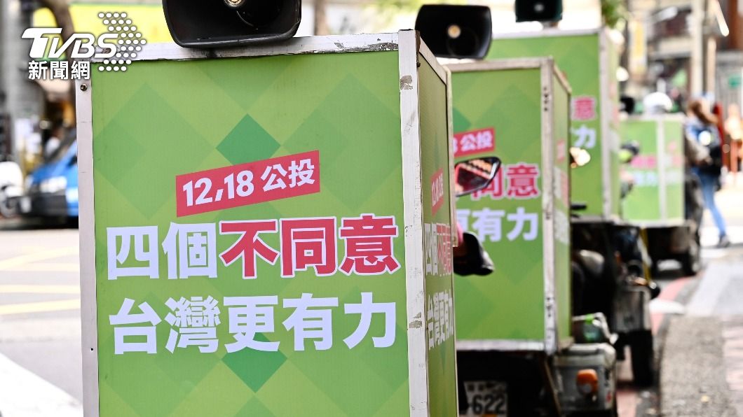 民進黨新北黨部啟動小蜜蜂巷戰宣傳公投。（圖／中央社）