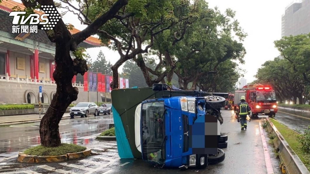 小貨車在國家音樂廳旁翻車。（圖／TVBS）