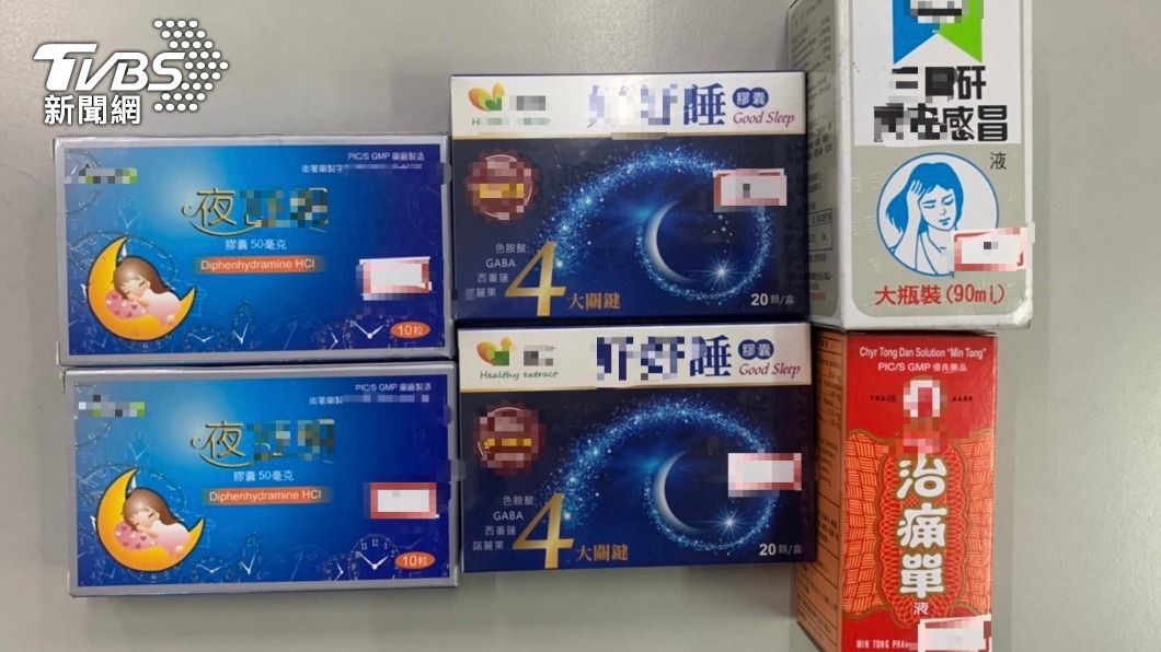 警方在郭男的腳踏車上起獲偷竊的藥品。(圖/警方提供)