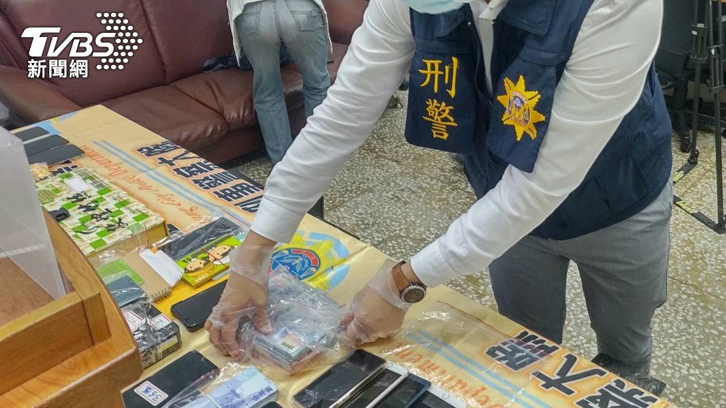 警方掃蕩高雄市各地網路簽賭組頭。（圖／中央社）