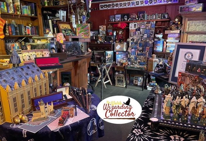 收藏品多到要用3個房間才擺得下。(圖/翻攝自welsh_wizarding_collector IG)
