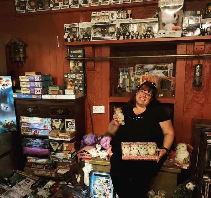 特蕾西的收藏品獲得金氏世界紀錄認證。(圖/翻攝自welsh_wizarding_collector IG)