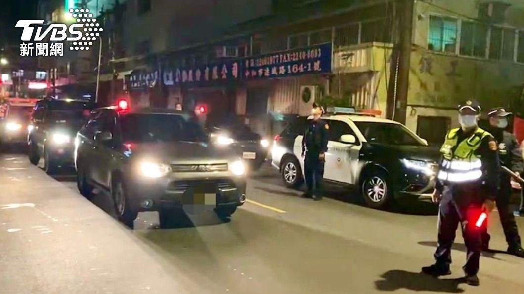 運票過程員警戒護。（圖／TVBS）