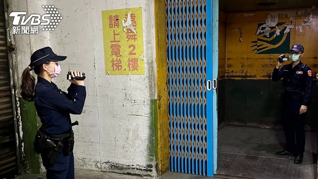 警方在廠區內外蒐證錄影並裝設監視器。（圖／TVBS）