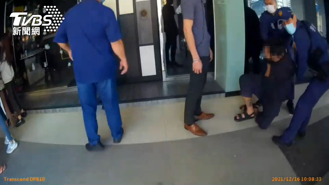于男酒後與人發生衝突,上衣被扯破露點。(圖/警方提供)