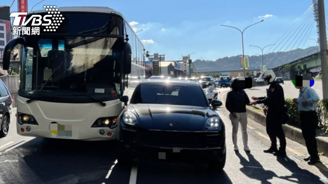 為閃拋錨車！女急切外線撞遊覽車　百萬保時捷GG了